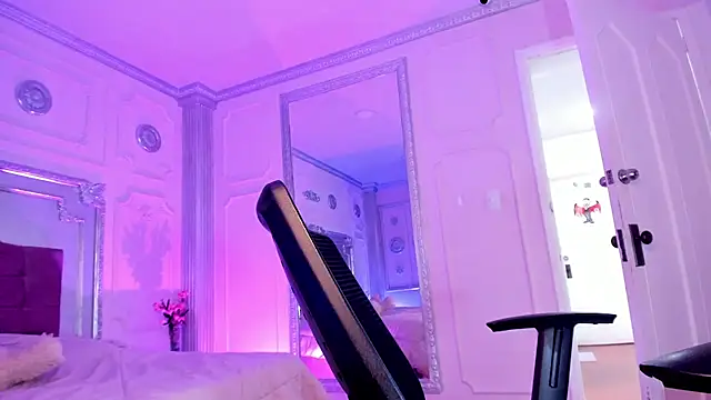 Snapshot of KatianPierce chatting on October 3, 2025, 7:44 pm KatianPierce online show from October 3, 2025, 7:44 pm