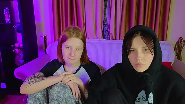 Snapshot of Tara_Lawson chatting on October 4, 2025, 7:01 pm Tara Lawson online show from October 4, 2025, 7:01 pm