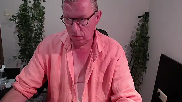 Snapshot of JamesBauer chatting on September 24, 2025, 3:32 am JamesBauer online show from September 24, 2025, 3:32 am