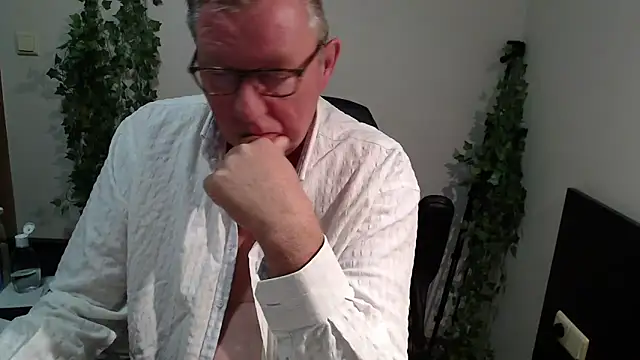 Snapshot of JamesBauer chatting on September 27, 2025, 3:44 am JamesBauer online show from September 27, 2025, 3:44 am
