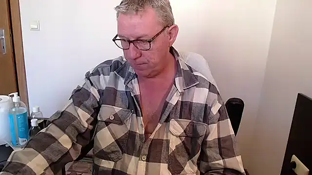 Snapshot of JamesBauer chatting on October 19, 2025, 8:37 am JamesBauer online show from October 19, 2025, 8:37 am