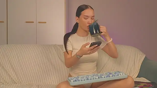 Snapshot of EmiliaDroll chatting on October 19, 2025, 5:41 am EmiliaDroll online show from October 19, 2025, 5:41 am