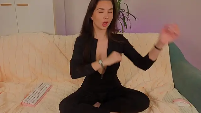 Snapshot of EmiliaDroll chatting on November 2, 2025, 4:37 am EmiliaDroll online show from November 2, 2025, 4:37 am