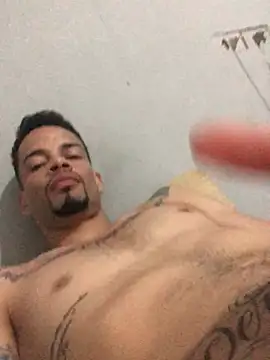 Snapshot of HenriquePhn chatting on March 31, 2026, 12:34 am HenriquePhn online show from March 31, 2026, 12:34 am