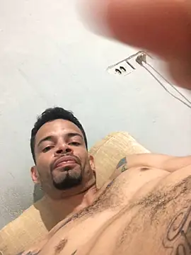 Snapshot of HenriquePhn chatting on April 5, 2026, 7:00 pm HenriquePhn online show from April 5, 2026, 7:00 pm