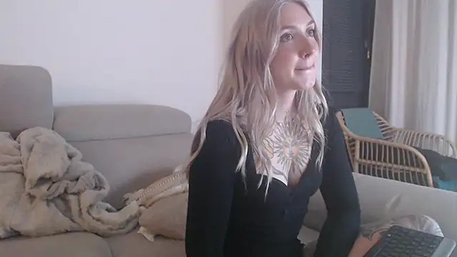 tattoobbgirl online show from November 26, 2025, 5:47 pm