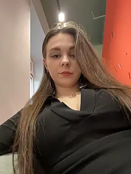 Snapshot of MilaBee chatting on May 6, 2026, 11:48 am MilaBee online show from May 6, 2026, 11:48 am