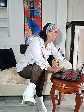 Amadamilf1980 online show from September 18, 2025, 8:00 pm