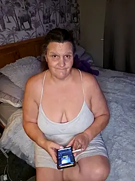 Snapshot of MissQueenBeex chatting on October 13, 2025, 7:58 pm MissQueenBeex online show from October 13, 2025, 7:58 pm