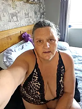 Snapshot of MissQueenBeex chatting on October 20, 2025, 1:33 pm MissQueenBeex online show from October 20, 2025, 1:33 pm