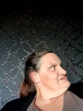 Snapshot of MissQueenBeex chatting on October 27, 2025, 3:16 pm MissQueenBeex online show from October 27, 2025, 3:16 pm