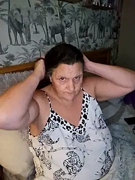 Snapshot of MissQueenBeex chatting on November 2, 2025, 1:19 am MissQueenBeex online show from November 2, 2025, 1:19 am