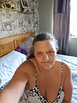 Snapshot of MissQueenBeex chatting on November 3, 2025, 10:16 am MissQueenBeex online show from November 3, 2025, 10:16 am