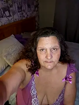 Snapshot of MissQueenBeex chatting on November 5, 2025, 7:25 pm MissQueenBeex online show from November 5, 2025, 7:25 pm