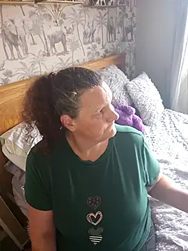 Snapshot of MissQueenBeex chatting on November 6, 2025, 2:29 pm MissQueenBeex online show from November 6, 2025, 2:29 pm