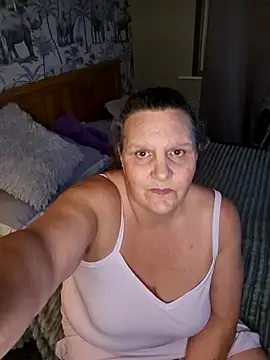 Snapshot of MissQueenBeex chatting on November 14, 2025, 8:18 pm MissQueenBeex online show from November 14, 2025, 8:18 pm