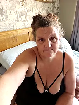 Snapshot of MissQueenBeex chatting on November 28, 2025, 11:46 am MissQueenBeex online show from November 28, 2025, 11:46 am