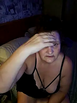 Snapshot of MissQueenBeex chatting on December 1, 2025, 10:37 pm MissQueenBeex online show from December 1, 2025, 10:37 pm