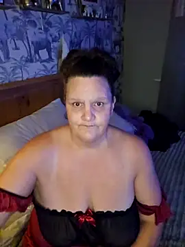 Snapshot of MissQueenBeex chatting on December 4, 2025, 11:57 pm MissQueenBeex online show from December 4, 2025, 11:57 pm