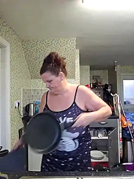 Snapshot of MissQueenBeex chatting on December 14, 2025, 12:32 pm MissQueenBeex online show from December 14, 2025, 12:32 pm