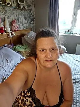 Snapshot of MissQueenBeex chatting on December 15, 2025, 11:58 am MissQueenBeex online show from December 15, 2025, 11:58 am