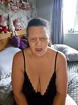 Snapshot of MissQueenBeex chatting on December 18, 2025, 11:05 am MissQueenBeex online show from December 18, 2025, 11:05 am