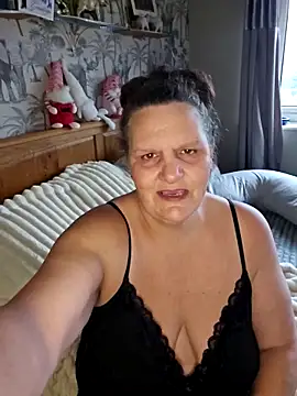 Snapshot of MissQueenBeex chatting on December 21, 2025, 12:56 pm MissQueenBeex online show from December 21, 2025, 12:56 pm