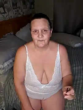 Snapshot of MissQueenBeex chatting on January 15, 2026, 8:45 pm MissQueenBeex online show from January 15, 2026, 8:45 pm