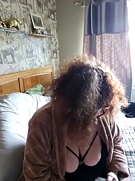 Snapshot of MissQueenBeex chatting on February 23, 2026, 10:01 am MissQueenBeex online show from February 23, 2026, 10:01 am