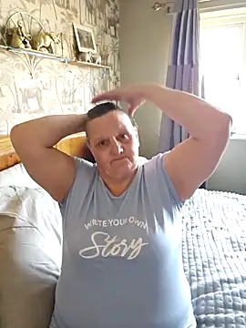 Snapshot of MissQueenBeex chatting on February 24, 2026, 2:04 pm MissQueenBeex online show from February 24, 2026, 2:04 pm