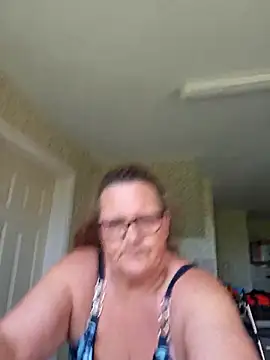 Snapshot of MissQueenBeex chatting on May 2, 2026, 1:38 pm MissQueenBeex online show from May 2, 2026, 1:38 pm