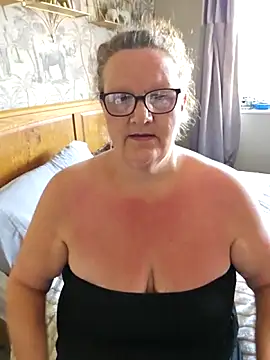 MissQueenBeex online show from May 24, 2026, 8:08 am