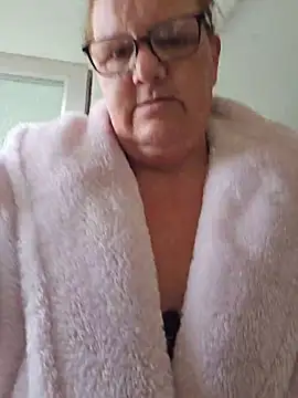 Snapshot of MissQueenBeex chatting on June 5, 2026, 7:25 am MissQueenBeex online show from June 5, 2026, 7:25 am