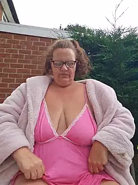 Snapshot of MissQueenBeex chatting on June 15, 2026, 8:05 am MissQueenBeex online show from June 15, 2026, 8:05 am