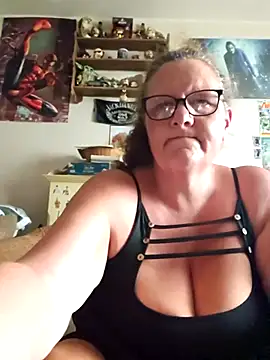 Snapshot of MissQueenBeex chatting on August 4, 2026, 7:55 am MissQueenBeex online show from August 4, 2026, 7:55 am