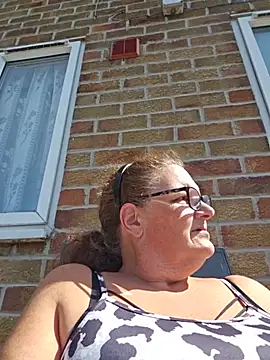 Snapshot of MissQueenBeex chatting on August 8, 2026, 1:24 pm MissQueenBeex online show from August 8, 2026, 1:24 pm