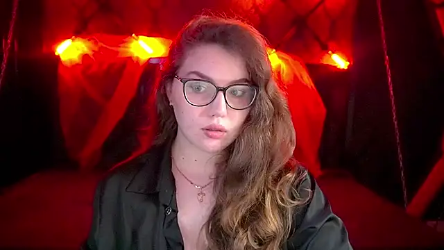 LuxSopphia online show from November 8, 2025, 8:29 pm