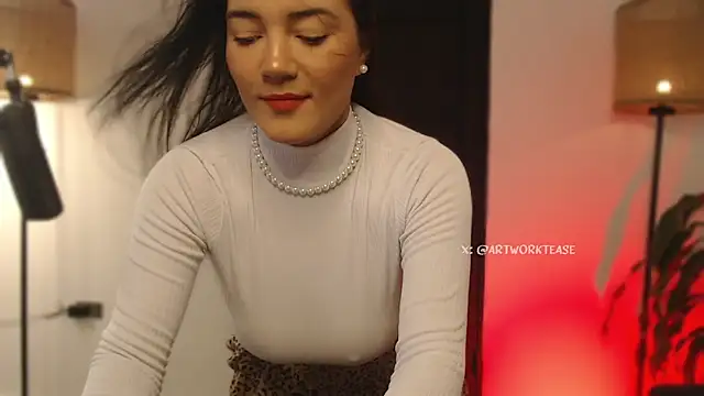 Snapshot of Artworktease chatting on March 12, 2025, 6:33 pm Artworktease online show from March 12, 2025, 6:33 pm