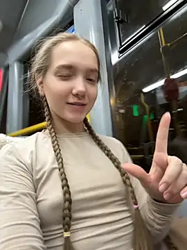 Snapshot of bambi_lu chatting on November 19, 2025, 5:35 pm bambi lu online show from November 19, 2025, 5:35 pm