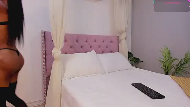 MelanieMiller  online show from November 11, 2025, 5:29 am