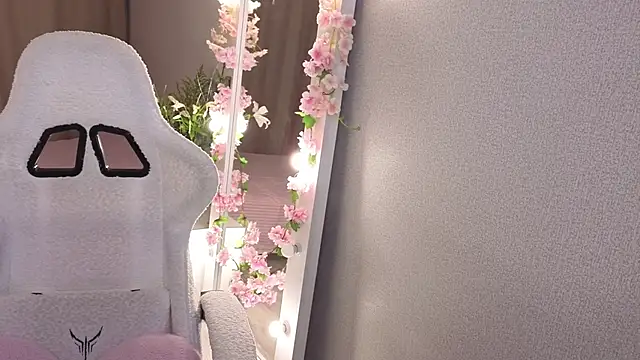 Betty  Davvis online show from November 17, 2025, 2:12 pm