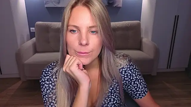 MelanieBennett online show from October 14, 2025, 1:12 pm