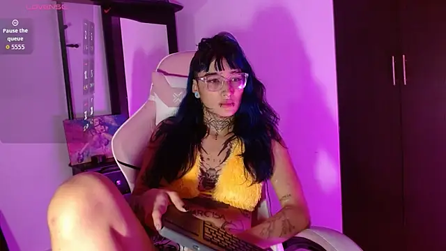 Snapshot of SharaRoss1 chatting on November 14, 2025, 8:13 am SharaRoss1 online show from November 14, 2025, 8:13 am