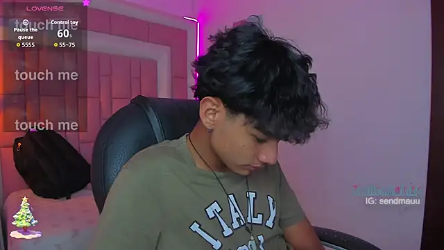 OliverTwinky online show from December 4, 2025, 2:37 pm