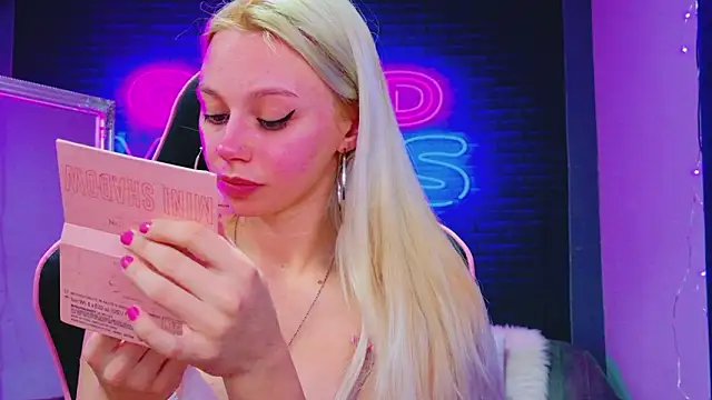 Snapshot of AlessiaCroft chatting on February 17, 2026, 5:04 am AlessiaCroft online show from February 17, 2026, 5:04 am