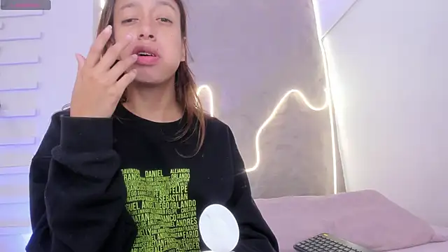 Snapshot of Dulce_Quintana chatting on November 27, 2025, 12:18 pm Dulce Quintana online show from November 27, 2025, 12:18 pm