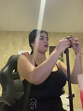 Snapshot of Kariina__69 chatting on December 16, 2025, 1:10 am Kariina 69 online show from December 16, 2025, 1:10 am