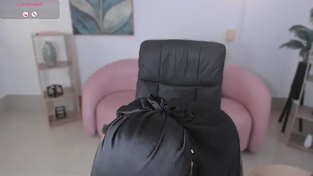 Snapshot of kylie_soraya chatting on November 27, 2025, 4:20 pm kylie soraya online show from November 27, 2025, 4:20 pm