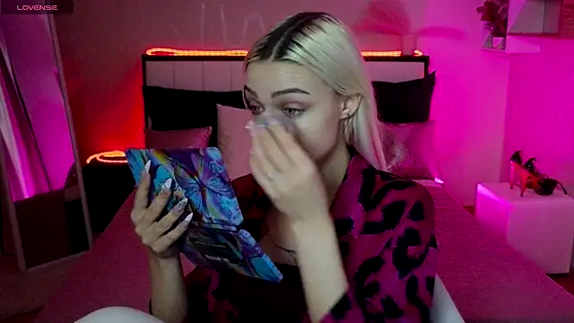 Snapshot of LinaLirian chatting on November 12, 2025, 1:44 pm LinaLirian online show from November 12, 2025, 1:44 pm