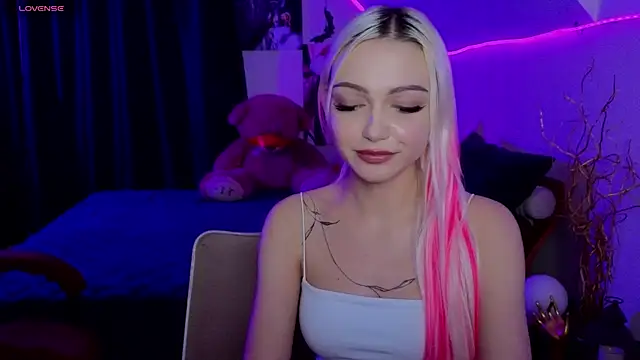 Snapshot of LinaLirian chatting on November 17, 2025, 10:15 pm LinaLirian online show from November 17, 2025, 10:15 pm